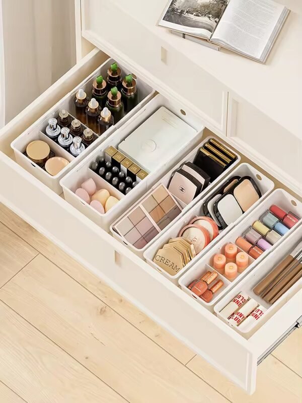 Mission extendable compartment tray